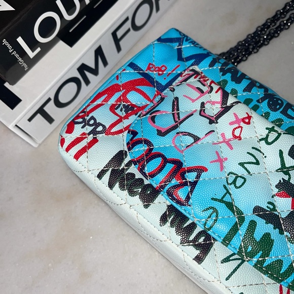 New "Flaunt It" - Multicolored Graffiti Handbag - Picture 15 of 17